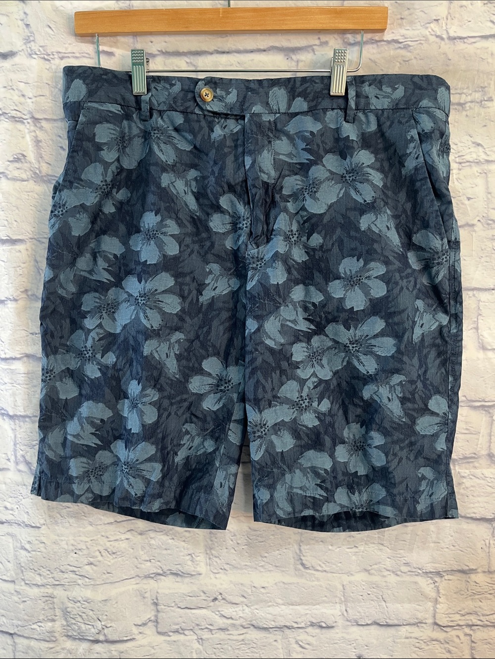 J McLaughlin Men’s Chino Shorts Blue Floral Flat Front Size 36